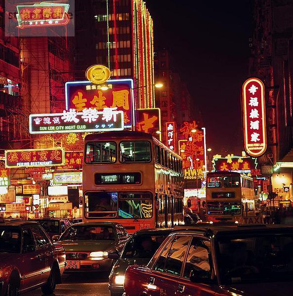 Datenverkehr auf Straße in Stadt beleuchtet bei Nacht  Nathan Road  Kowloon  Tsim Sha Tsui  Hong Kong