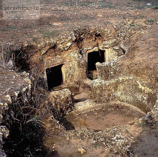 Erhöhte Ansicht der Kammer Gräber  hohe Ruiu  Sardinien  Italien