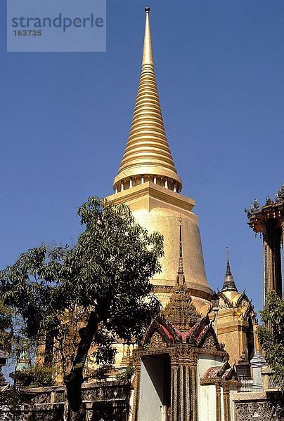 Untersicht von buddhistischen Tempel  Wat Phra Kaeo  Bangkok  Thailand