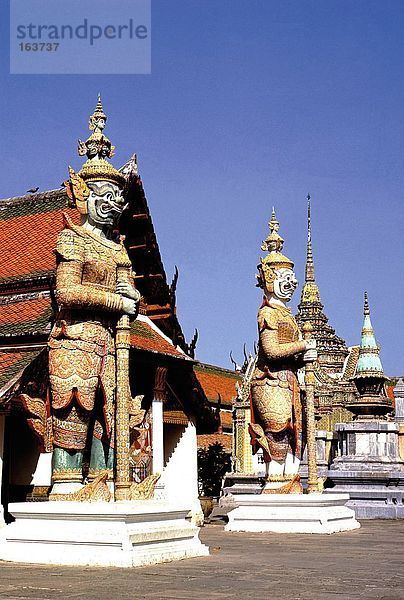 Statuen am Eingang des Tempels  Wat Phra Kaeo  Bangkok  Thailand