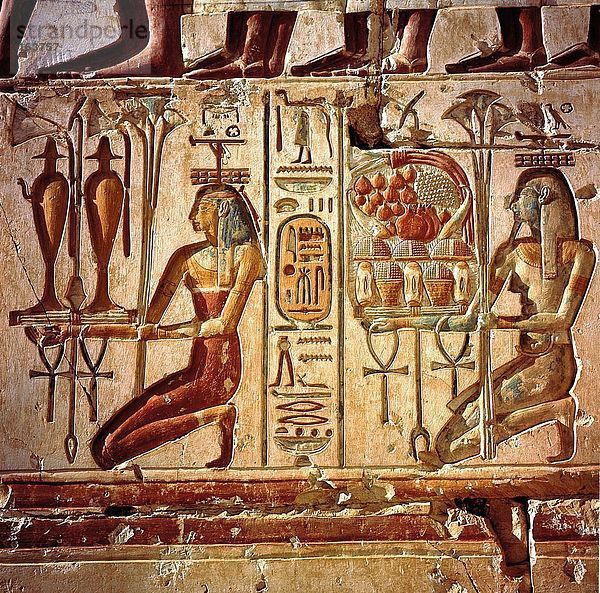 Hieroglyphen an Wand des Tempels  große Tempel von Ramses II  Abu Simbel  Ägypten