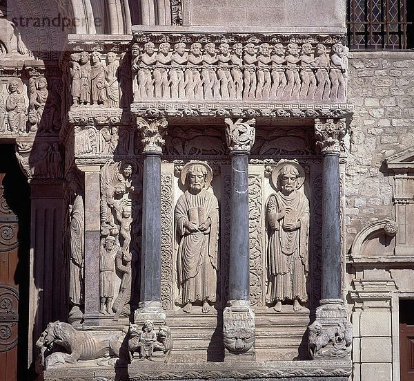 Portal der St. Trophime Cathedrale  Arles  Frankreich