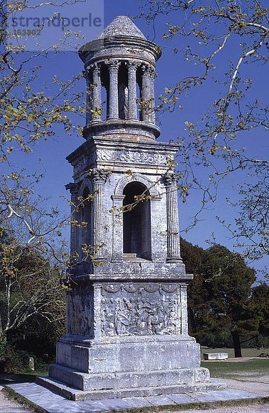 Alte Mausoleum gegen blauer Himmel  St.Remy-De- Provence  Bouches-Du-Rhône  Frankreich