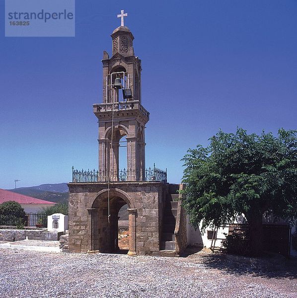 Bogen Sie Weise unter Kirche Glockenturm  Dodecanese Inseln  Rhodos  Griechenland
