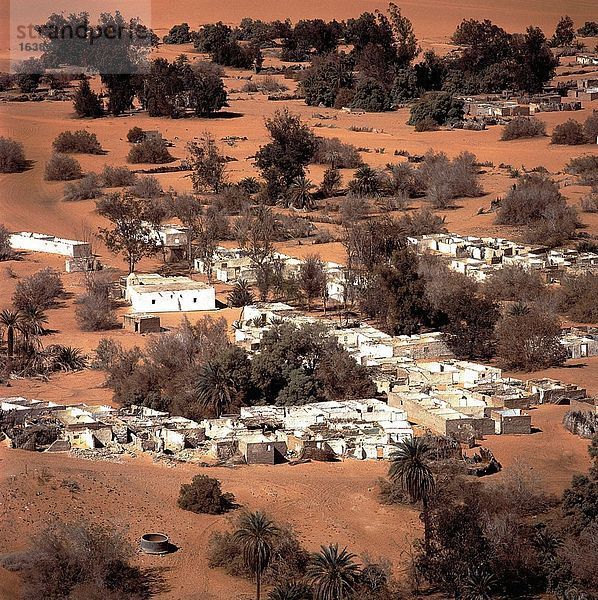 Erhöhte Ansicht von Dorf  Libysche Wüste  Fessan  Libyen