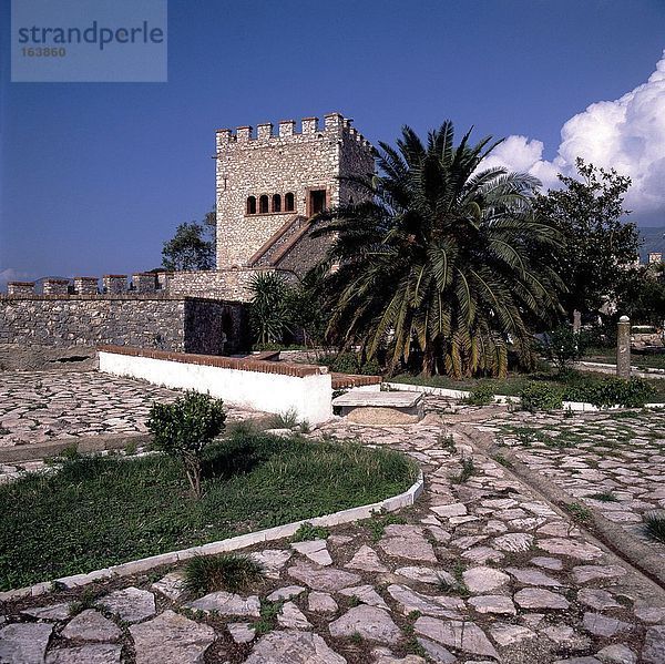 Pfad führt zu alten Ruinen des Turms  Butrint  Albanien