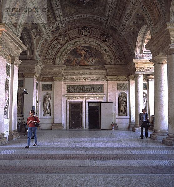 Zwei Touristen innerhalb Museum  Mantua  Italien