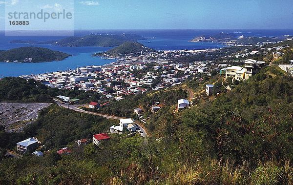 Erhöhte Ansicht der Stadt an der Küste  Charlotte Amalie  St. Thomas  Amerikanische Jungferninseln.