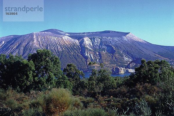 Bäume mit vulkanische Berg  Äolischen Inseln  Sizilien  Italien