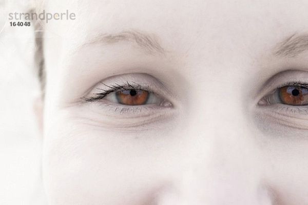 Augen der lächelnden Albino-Frau