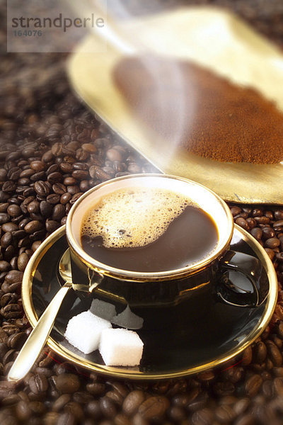 Kaffeebohnen und Tasse Kaffee