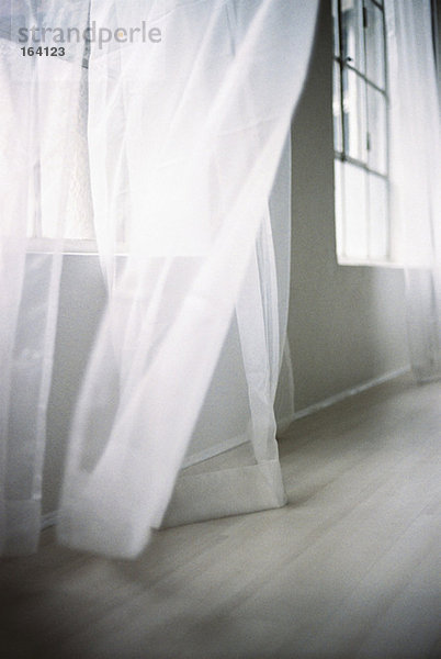 Blasender weißer Vorhang