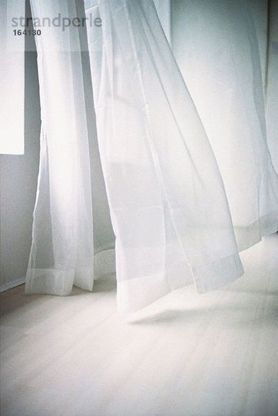 Blasender weißer Vorhang