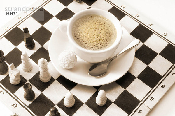 Tasse Kaffee auf dem Schachbrett
