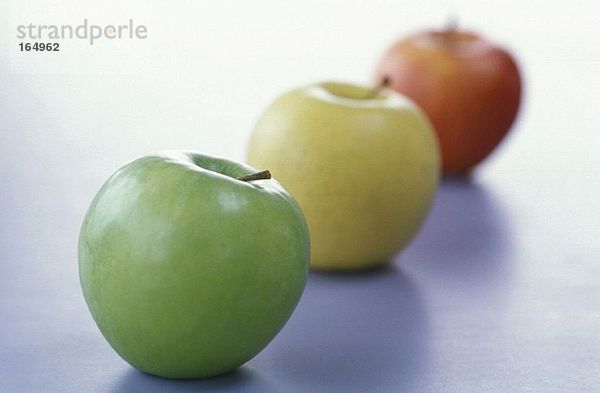 Äpfel in einer Reihe  Nahaufnahme