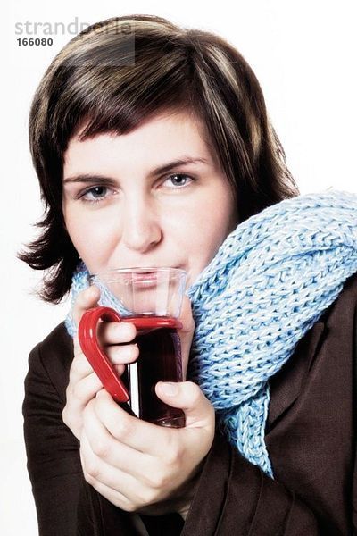 Junge Frau trinkt Gesundheitstee