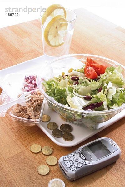 Salat auf Plastikteller