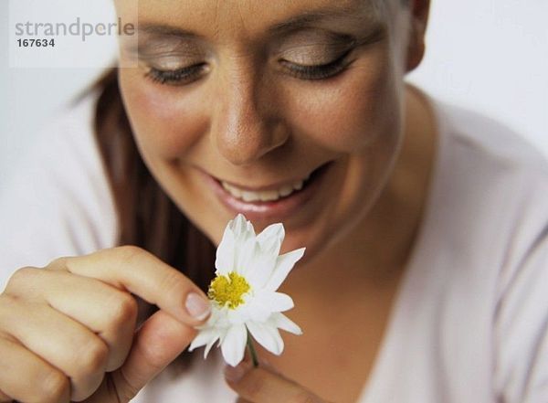 Frau pflückt Blumenblätter