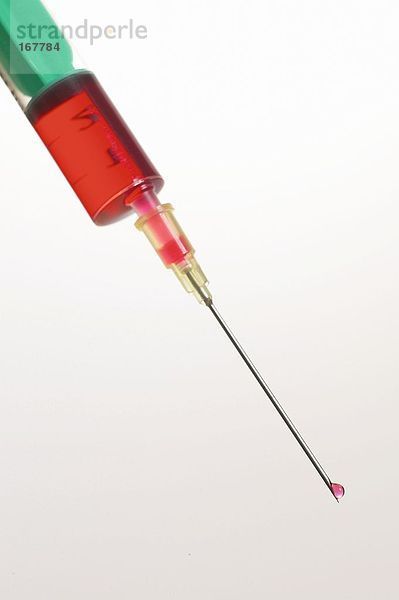 Nahaufnahme der Spritze mit Tropfen Blut auf Nadelspitze
