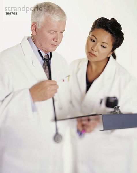Zwei Ärzte untersuchen die Zwischenablage