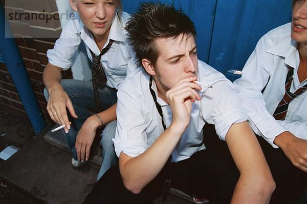 Gymnasiasten  die Zigaretten rauchen