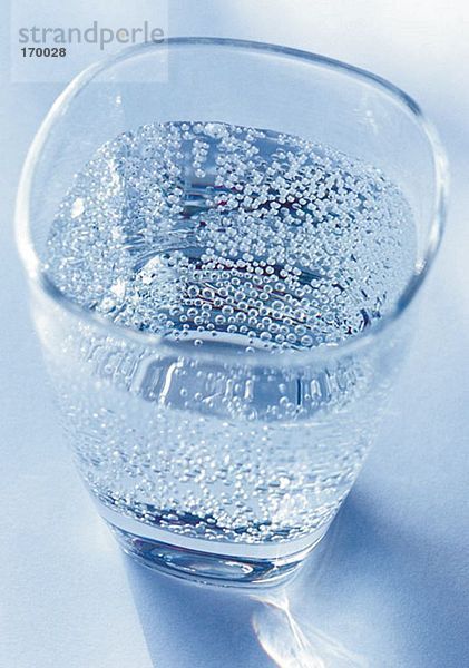 Glas kohlensäurehaltiges Wasser