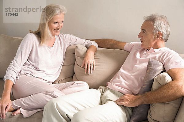 Erwachsenes Paar auf dem Sofa