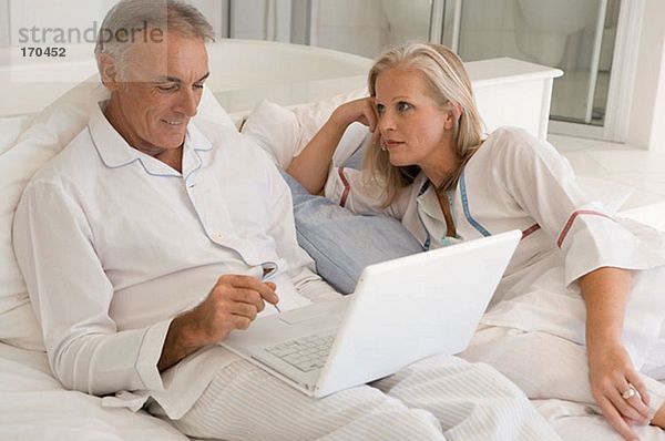 Erwachsenes Paar mit Laptop