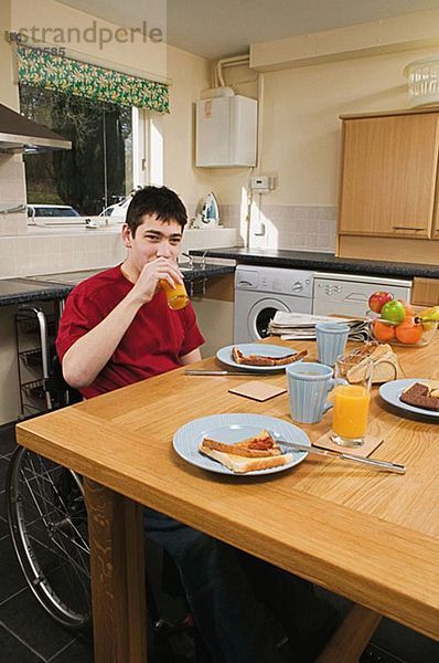 Behinderter Mann beim Frühstück