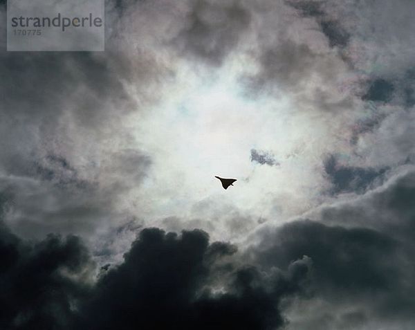 Kampfflugzeug gegen stürmischen Himmel