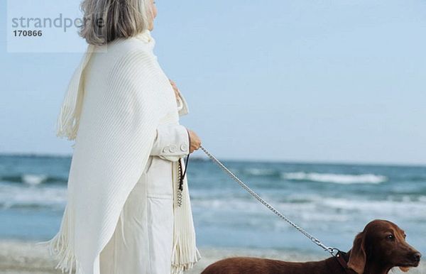 Seniorin Spaziergängerin am Meer