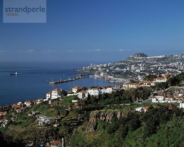 Stadt an der K??ste unter klaren blauen Himmel  Funchal  Madeira Island  Portugal