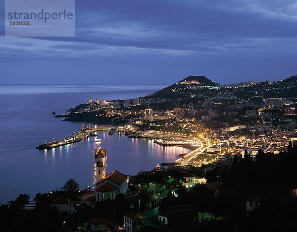 Stadt beleuchtet an der K??ste während  Funchal  Madeira Island  Portugal