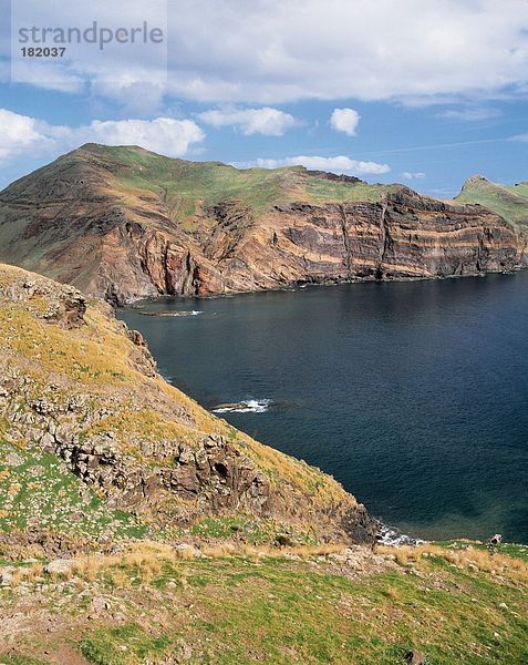 Erhöhte Ansicht der Klippen entlang River  Funchal  Madeira Island  Portugal