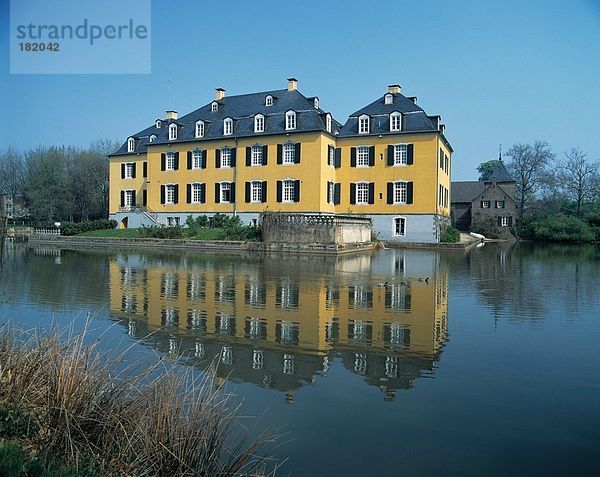Reflexion des Gebäudes in Fluss  Huckelhoven  Heinsberg  Nordrhein-Westfalen  Deutschland