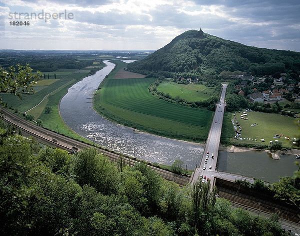 Erhöhte Ansicht der Brücke über Fluss  Teutoburger Waldes  Porta Westfalica  Deutschland