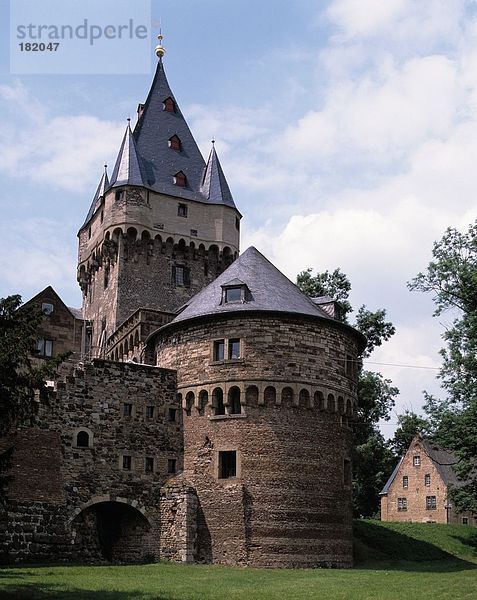 Burg unter bewölkten Himmel  Huelchrath Schloss  Grevenbroich  niedrigere Oberrhein  Deutschland