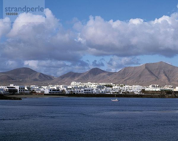Wolke Himmel Ufer unterhalb Stadt Kanaren Kanarische Inseln Lanzarote Spanien