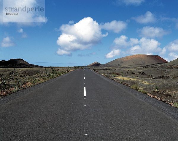 Straßenlauf über Vulkanlandschaft  Lanzarote  Kanaren  Spanien