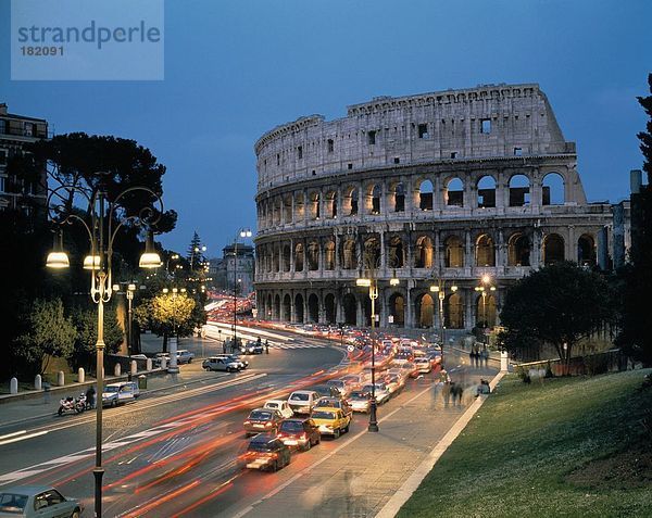 Alte Ruinen des Amphitheaters am Straßenrand  Rom  Italien