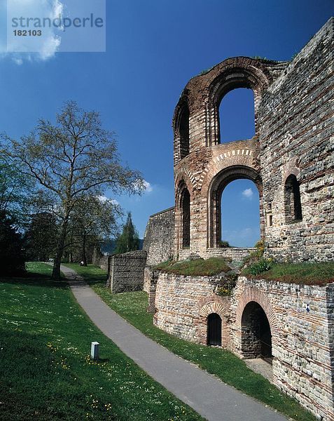 Pfad entlang alte Ruinen der Kirche  Mainz  Rheinland-Pfalz  Deutschland