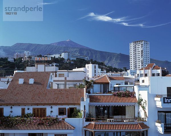 Gebäude in Stadt gegen Gebirge  Puerto De La Cruz Teneriffa  Kanaren  Spanien