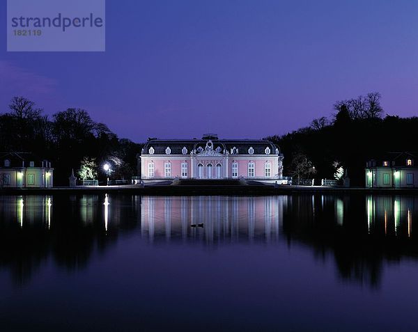 Burg Waterfront  Schloss Benrath  Düsseldorf  Nord-Rhein Westfalen  Deutschland