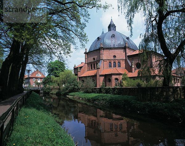 Kanal fließt neben der Kirche in der Stadt  Niedersachsen  Deutschland