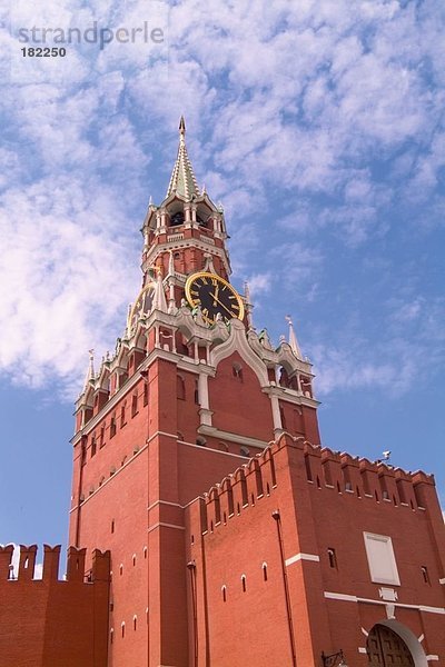Untersicht der Uhrturm  Dubrowskij Tower  Kreml  Moskau  Russland