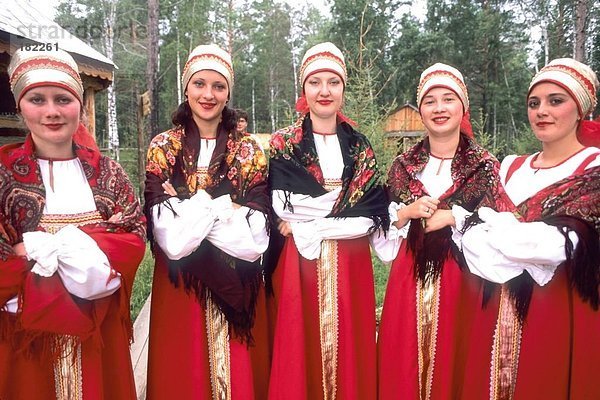 Russische Frauen Lächeln in traditioneller Kleidung  Sibirien  Russland