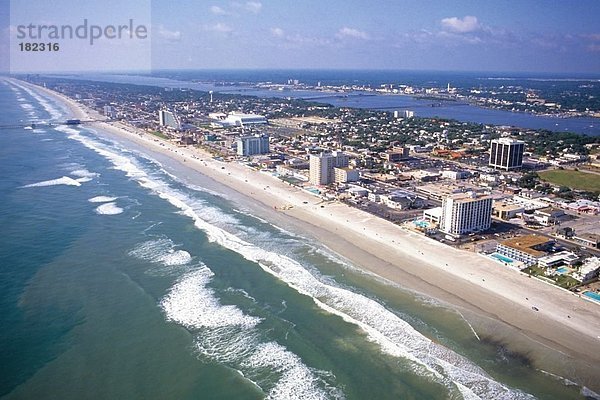Erhöhte Ansicht der Stadt an Waterfront  Daytona Beach  Volusia County  Florida  USA