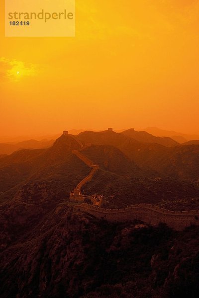 Erhöhte Ansicht der befestigten Mauer in der Dämmerung  Jinshanling  Great Wall Of China  China