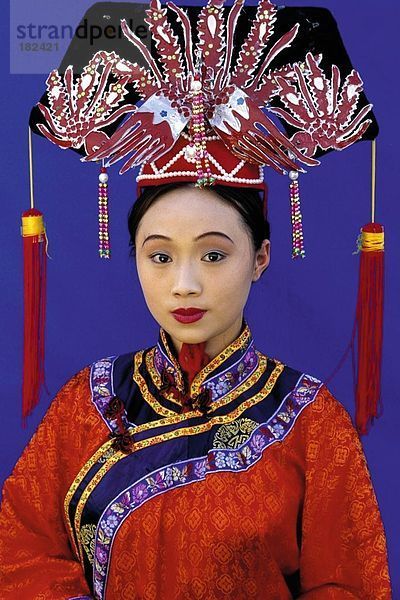 Junge asiatische Frau tragen Tracht