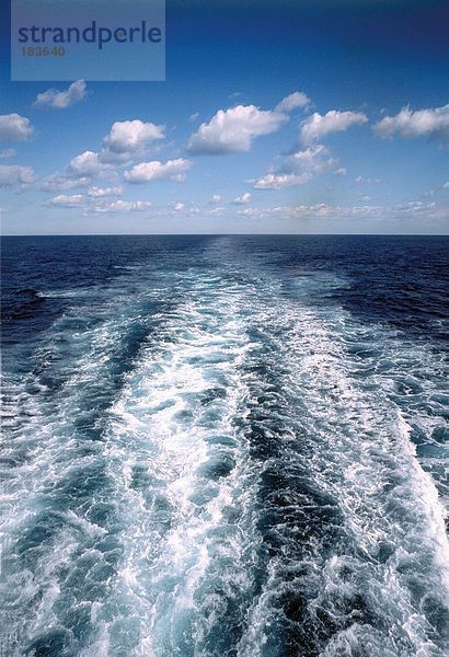 Wake von Motorboot auf Oberfläche des Meeres